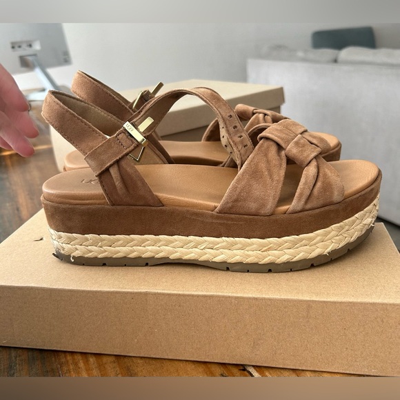 The Neusch wedge sandal by UGG - Picture 2 of 6